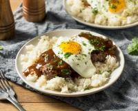 Connaissez-vous le loco moco, ce plat hawaïen à base d’œuf, parfait pour le brunch ?