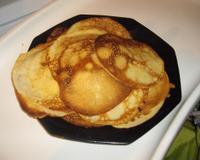 Les suédois en mangent tous les jeudis. Elles sont beaucoup plus épaisses que des crèpes bretonnes (mais vraiment beaucoup moins sucrée.) Miam !