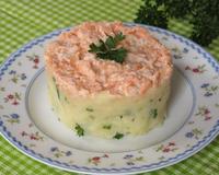 Cette recette changera du traditionnel parmentier de pommes de terre et viande. Le goût du saumon est exquis et bien relevé grâce à l'ail !