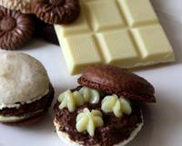 Le chocolat, on l'aime noir, blanc, praliné... et bien dans cette recette, vous n'aurez pas à choisir lequel d'entre-eux va fondre dans votre bouche, puisque nous les…