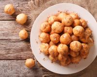 Les loukoumades sont des beignets grecs, ronds au miel et à la cannelle.