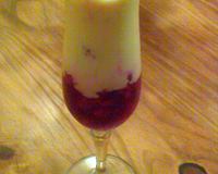 Savoureux melange de fruit frais et de son sirop avec une creme legere au mascarpone.