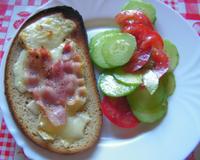 Une grande tranche de pain, du fromage, de la poitrine et voilà une belle tartine. accompagnée d'une salade cela vous fera un souper tout à fait sympa.
