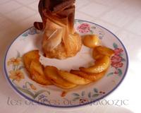 Une feuille de brick fermée en aumônière, garnie de pommes caramélisées