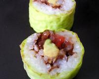 Des makis renfermant des morceaux de fraise et d'avocat assaisonné au chocolat (plus précisément au Nutella ;))