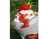 Des gariguettes... une mousse de fraise et une chantilly parfumée à la fève tonka, un appel à l'été !
