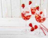 Voici la recette du Spritz à la fraise, un cocktail parfait pour les apéritifs d’été !