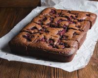 Délicieux mariage du chocolat fondant et des framboises dans un un brownie aux noix.