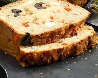 Un cake salé aux olives vertes et noires. Idéal pour l'apéritif ou pour un pique-nique.