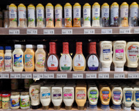Jusqu'à 4 morceaux de sucre par bouteille : la composition cachée des vinaigrettes industrielles (et 3 alternatives maison ultra-saines)