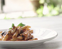 Penne Rigate à la sauce Arrabbiata, morue et olives noires