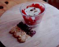 Le principe est de servir un dessert frais et facile à faire (fraises + yaourt).