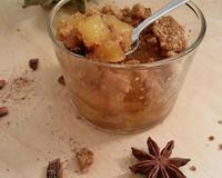L'ananas apporte la juste touche d'acidité qui atténue le côté sucré du biscuit pour un crumble succulent au bon goût d'épices.