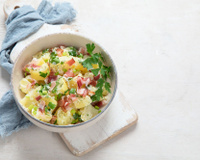 Voici l’astuce à connaitre absolument pour rendre sa salade de pommes de terre plus savoureuse