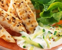 Poulet grillé et sa sauce au Philadelphia, concombre et graines de sésame