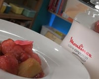 Soupe de fraises et rhubarbe à la rose