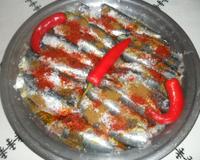 Sardines bien nettoyés, placé dans une palque à four, avec un peu de sel et poivre et piment rouge doux et fort.