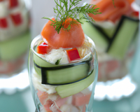 Verrines de saumon fumé, concombre et surimi