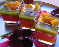 Verrines tricolores, gelée d'hibiscus, kaki et mousse de kiwi