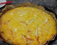 Une tarte au saumon fumé, recouvert de crème de potiron et fromage.