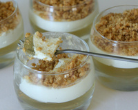 Pannacotta de roquefort sur gelée de muscat, crumble de châtaigne et noix