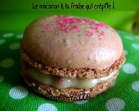 Des macarons à la ganache à la fraise avec une petite explosion en bouche très régressive !