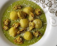 Gnocchis de pommes de terre à la semoule avec son velouté de petits pois et crumble parmesan pistache