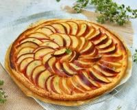 “Excellente recette, tout le monde a adoré !” : régalez-vous avec tarte fine aux pêches notée 5/5 par nos lecteurs (avec une petite touche qui change tout)