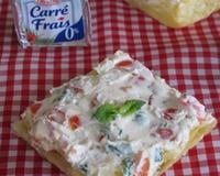 Cette tartine est onctueuse avec le Carré frais®, et riche en goût avec les tomates, la menthe et le citron.