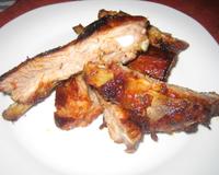 Des travers de porc marinés, parfumés aux épices et caramélisés à souhait... cuits au four ou au barbecue.