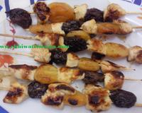 Brochettes de poulet mariné à l'orange et la feuille de laurier, accompagné avec des fruits secs
