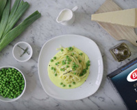 Tagliatelle au poireau, petits pois et à la crème de parmesan