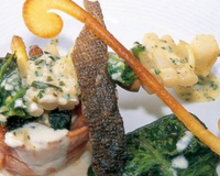 Le 'Roulé de Saumon mi-cuit Fourme d'Ambert et épinards Brochette maraîchère aux herbes Gâteau de merlan aux lentilles en habit vert' est une recette de Marc Vircondet,…