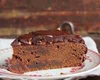Cake au chocolat et noix decoré à la crème de chocolat.