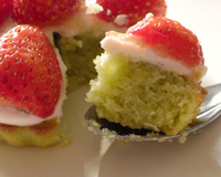 Tartelettes financières au thé matcha et fraises sur crémeux de fromage blanc