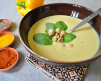 Une petite soupe doucement épicée avec le goût dominant du cumin. Les autres épices utilisées sont les feuilles de laurier, le curcuma et le paprika. Avec les noix, elles…