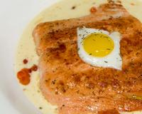 Du saumon présenté dans une sauce onctueuese