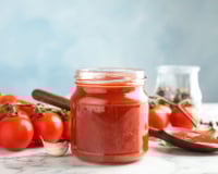 Cette petite astuce va vous permettre de conserver votre sauce tomate entamée bien plus longtemps !