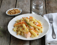 Fusilli au saumon, zestes d'orange et pignons