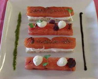 Côtelettes de saumon fumées épaisses, pastèque, pain brioché, mozzarella