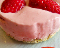 Un entremet trés léger fraise basilic sur un croustillant pistache un délice!Le basilic et la fraise se marient délicieusement bien !
