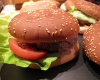 N'oublions pas les enfants, c'est les vacances !Je vous propose une recette d'hamburger maison c'est le home -street du street-food.Traduisons, c'est de la cuisine maison…
