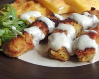 De l'agneau émincé en stick et pané avec une délicieuse crème au parmesan, on parie que tout le monde va aimer ? Une recette proposée par Hélène du blog 'Les délices…