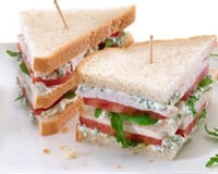 Sandwich au poulet, Philadelphia et herbes aromatiques