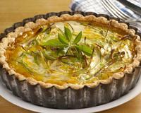 Une délicieuse tarte au chèvre frais, avec des pignons de pin grillés et des poireaux fondants.