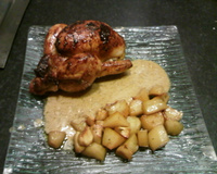 Coquelet farci au foie gras et ses deux pommes cuites au jus