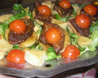 Foie gras frais sur fond d'artichaut