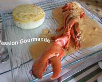 Demi homard servi avec une mousse légère de poisson sur sauce à base de bisque de homard