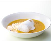 Les saveurs de noisettes apportées par le velouté de potimarron s'accordent parfaitement avec le cabillaud Skrei de Norvège.