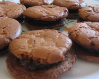 Macarons moelleux et facile à réaliser. C'étaient mes premiers et ils n'ont pas duré sur l'assiette...